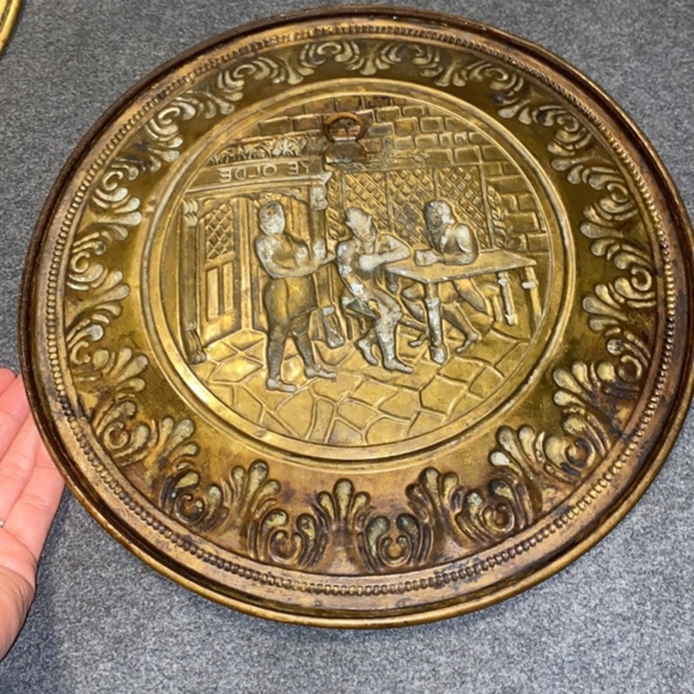 Brass vintage gold wall plates made in England set of two - Picture 6 of 10